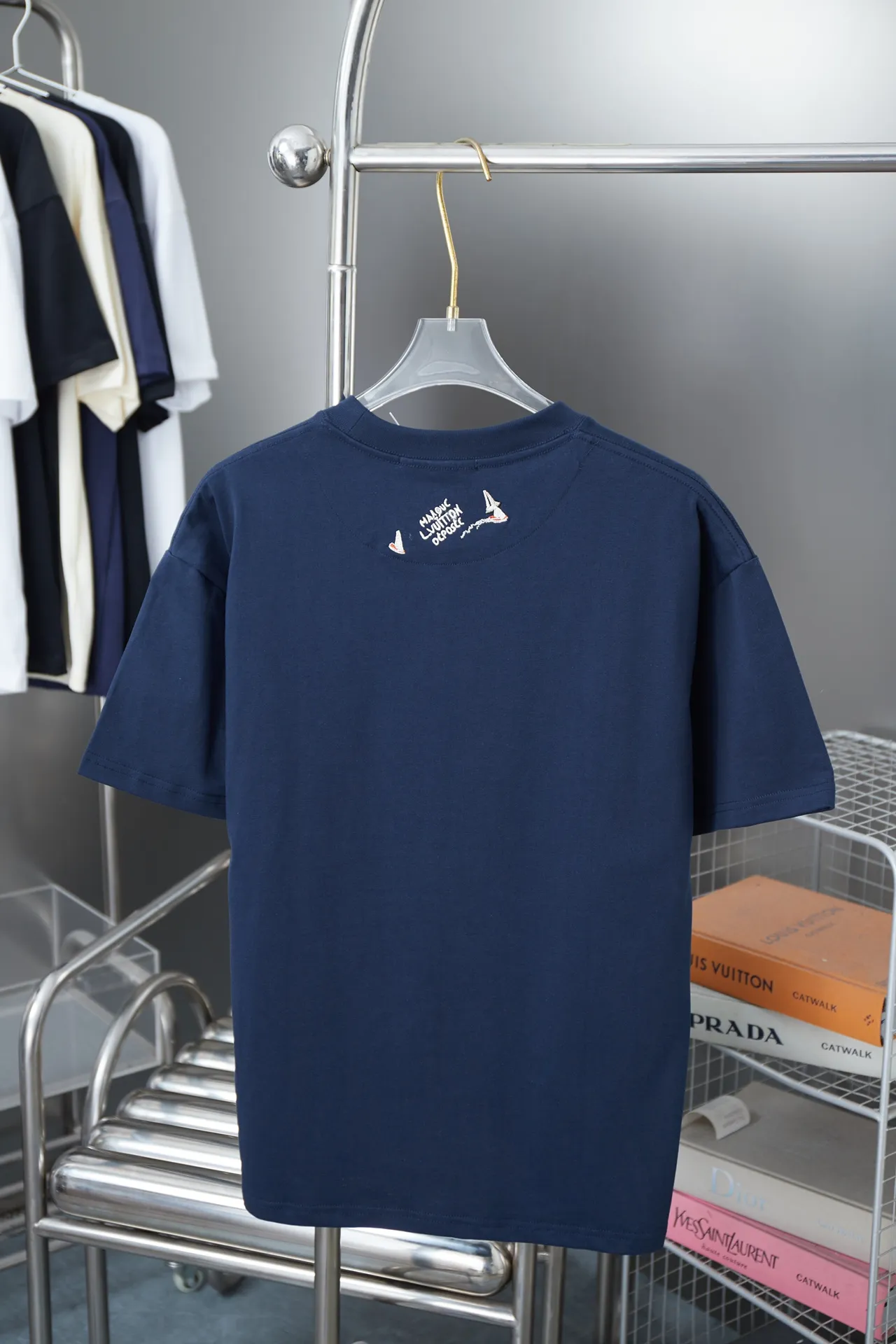 🅿️180 1V 25SS new style in early spring Colorful embroidered sailboat Lv letter short sleeve Light luxury essential item for daily commuting for men and women Correct version Welcome to compare Detailed features · 320g 100% pure cotton double yarn jersey fabric · Custom dyed in the same vat with special thickening 32 pieces of double-strand 1X1 thread · The front panel uses multi-needle embroidery technology to embroider the colorful sailboat pattern Lv letter graphics · Back panel ghost back design + sailboat pattern + letter logo embroidery · Double-needle cross-stitching process · Original main mark, washed tag, branded moisture-proof paper packaging Color: black/white Size: S/M/L/XL